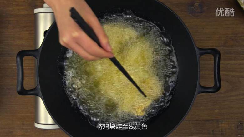 炸鸡块,热锅倒油,加热至160度,将鸡块下锅炸4-5分钟保持中火