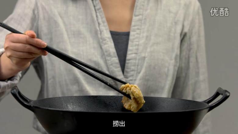 炸鸡块,将鸡块炸至浅黄色捞出,放置3-4分钟
