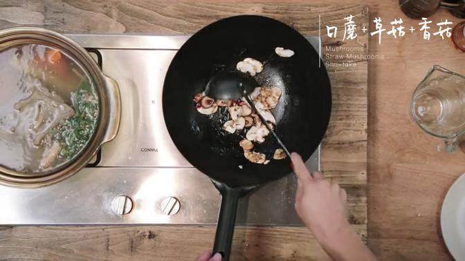 清水牛坑腩汤河粉&蚝油芥兰,取炒锅,加入适量油,倒入蚝油,将菌类倒入锅中翻炒
