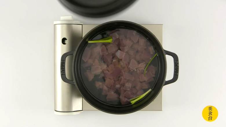 猪肉松,放入<a style='color:red;display:inline-block;' href='/shicai/ 3250'>葱</a>段、<a style='color:red;display:inline-block;' href='/shicai/ 37'>姜</a>片、肉块，加水炖煮至酥烂