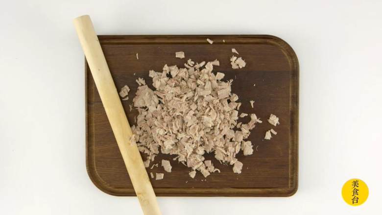 猪肉松,捞出后放凉，用擀面杖碾碎