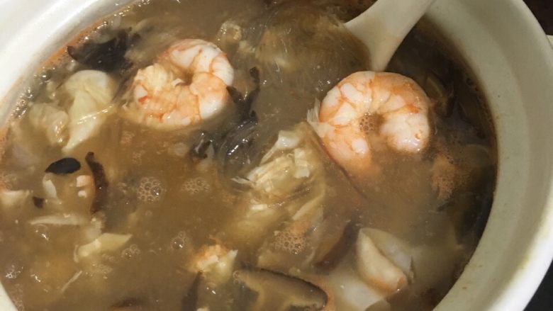 无鱼翅的碗仔翅,将所有材料放进水里煮,准备好时放盐,马蹄粉勾芡。