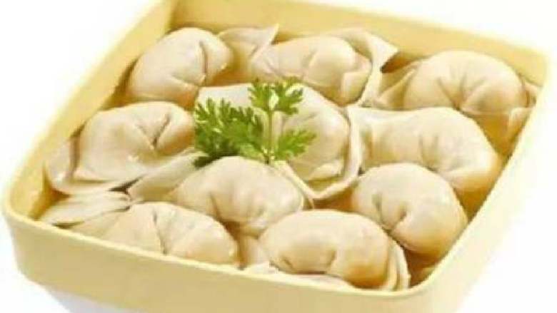 家常馄钝,用勺子在锅里翻滚几个来回,水两次开就熟了,这样可以开吃了!