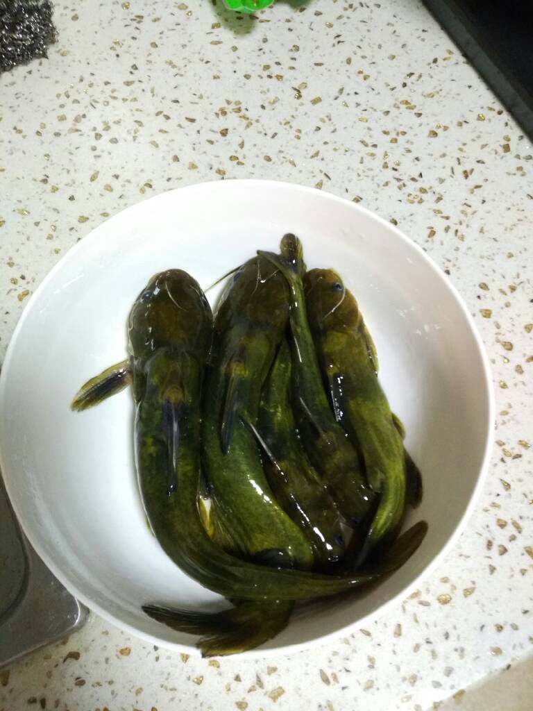 酸菜黄辣丁,料酒,盐将黄辣丁腌制20分钟