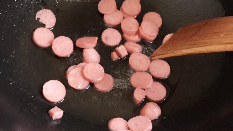 美味小菜—西兰热狗套餐,先下油爆炒热狗后装盘备用