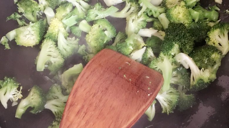 美味小菜—西兰热狗套餐,炒西兰花，放盐糖蚝油