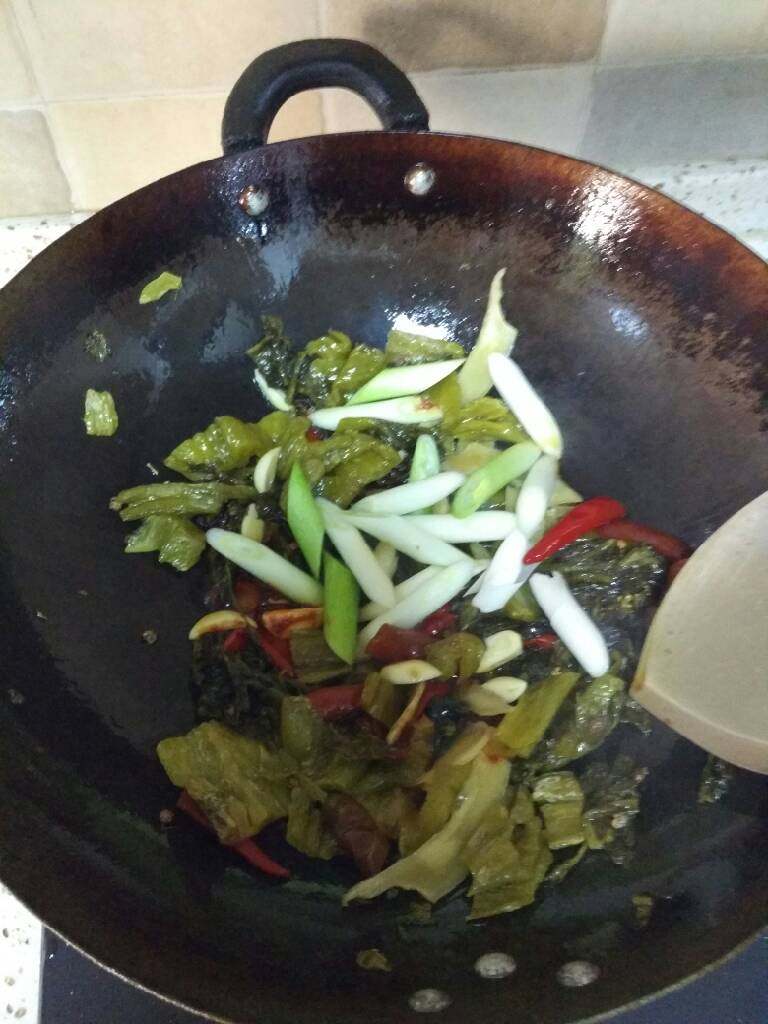 酸菜黄辣丁,放入适量豆瓣酱和先切好的泡椒泡姜蒜,炒香即可