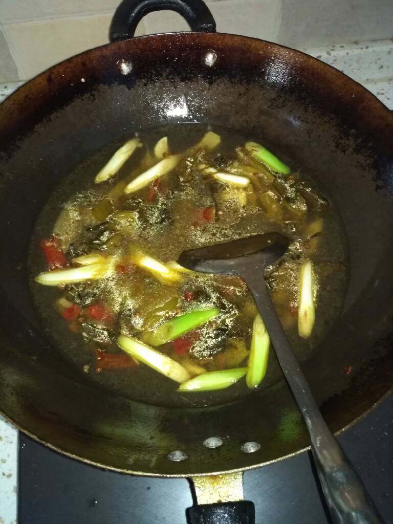 酸菜黄辣丁,加水,大火熬汤