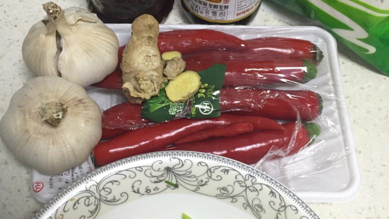 豆鼓香爆带鱼,1、<a style='color:red;display:inline-block;' href='/shicai/ 386'>带鱼</a>沾淀粉加入盐，入锅内炸至金黄色捞出
2、倒油入锅爆炒佐料，将<a style='color:red;display:inline-block;' href='/shicai/ 386'>带鱼</a>入锅小翻炒一下出锅
3、锅中倒入清水和豆鼓还有酱油调和再放入<a style='color:red;display:inline-block;' href='/shicai/ 62'>辣椒</a>，小米椒。
4、浇入刚才出锅的<a style='color:red;display:inline-block;' href='/shicai/ 386'>带鱼</a>面上，OK👌就是这么简单啦
