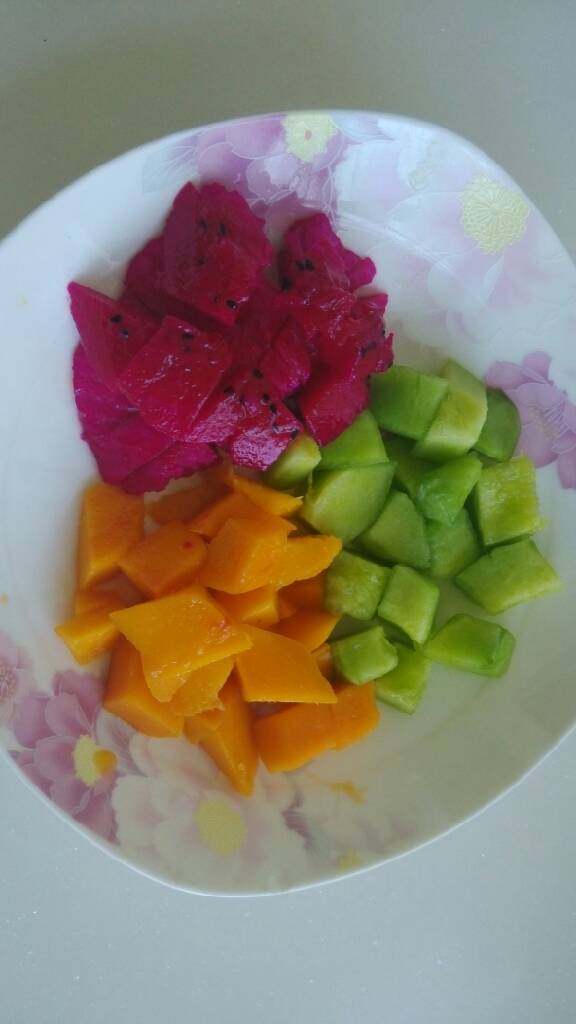 芒果西米露,水果切成块