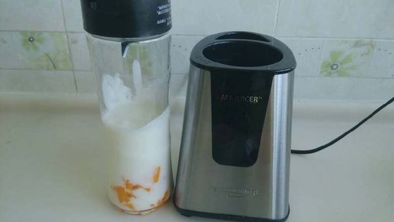 芒果西米露,<a style='color:red;display:inline-block;' href='/shicai/ 598'>芒果</a><a style='color:red;display:inline-block;' href='/shicai/ 885'>酸奶</a>放入果汁杯中