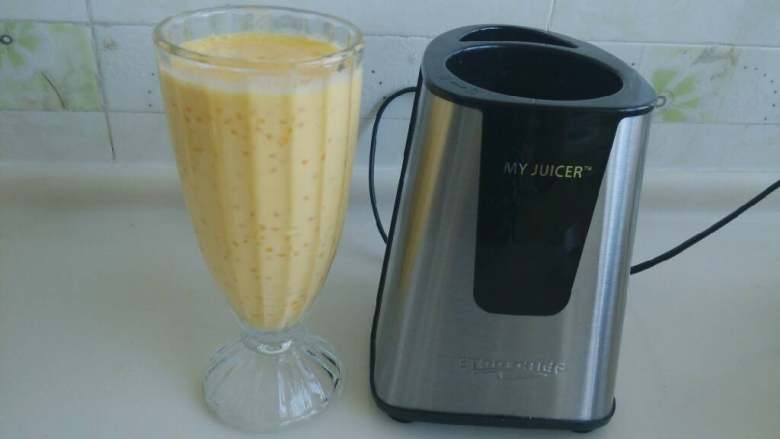 芒果西米露,果汁倒入杯中，放入西米搅拌