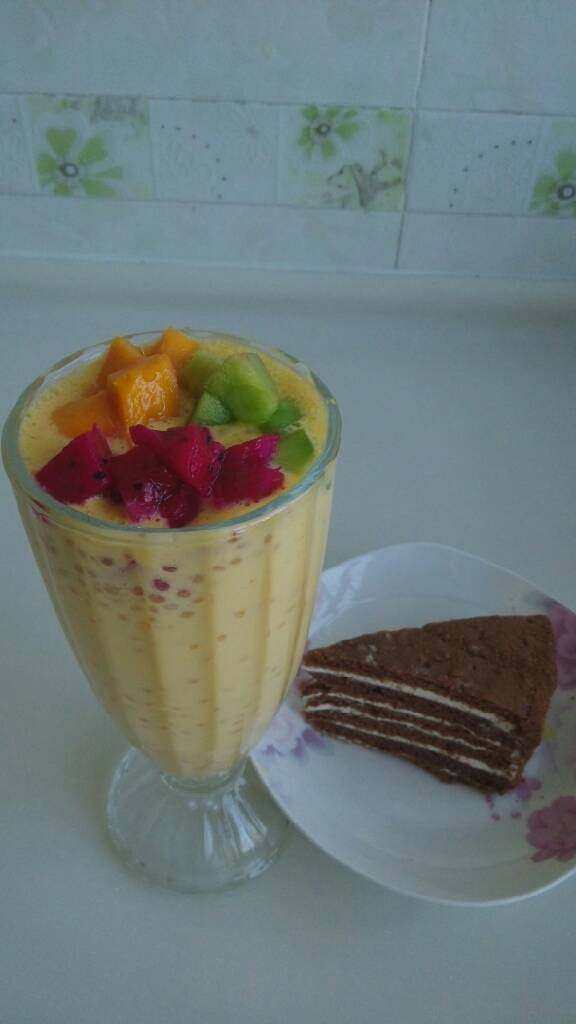 芒果西米露,摆上水果丁，一杯高颜值的芒果西米露你想喝吗？