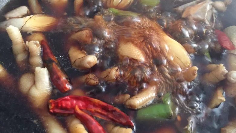 卤鸡爪,放入冷水中,加入葱姜蒜,辣椒,蚝油,老抽,酱油,八角,冰糖