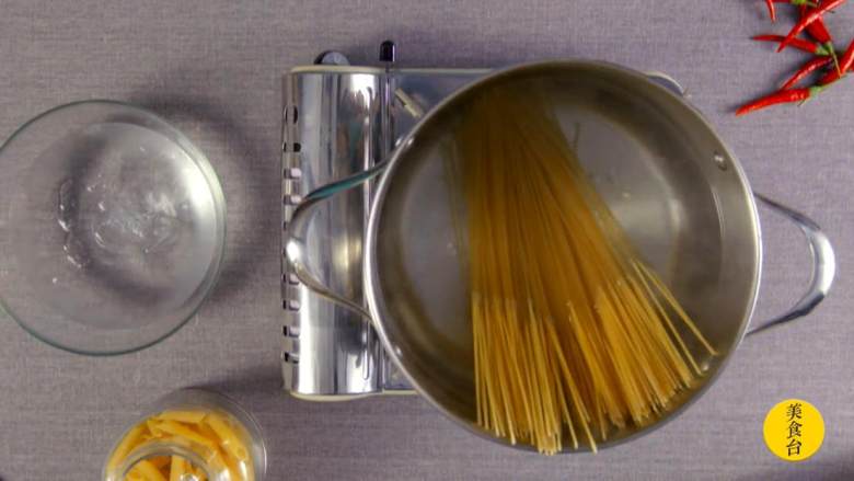 番茄海胆意面,烧开水后，在锅里加盐，放入<a style='color:red;display:inline-block;' href='/shicai/ 5030'>意面</a>