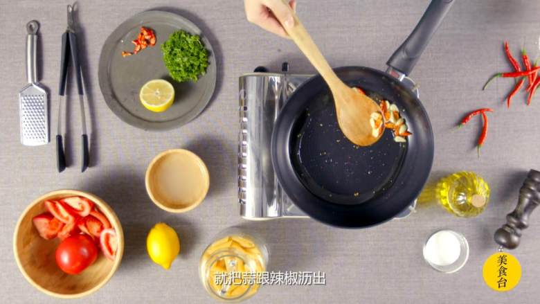 番茄海胆意面,锅中倒入<a style='color:red;display:inline-block;' href='/shicai/ 851'>橄榄油</a>，加切碎的蒜和<a style='color:red;display:inline-block;' href='/shicai/ 62'>辣椒</a>，炒香后沥出