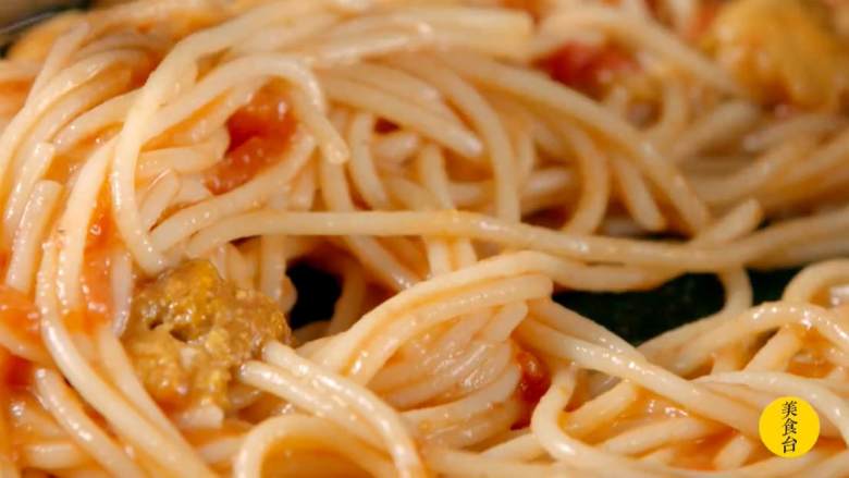 番茄海胆意面,加入海胆，稍微翻炒搅拌之后，加盐、黑<a style='color:red;display:inline-block;' href='/shicai/ 724'>胡椒</a>调味