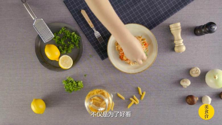 番茄海胆意面,装盘时加一点擦碎的<a style='color:red;display:inline-block;' href='/shicai/ 110050'>柠檬皮</a>、<a style='color:red;display:inline-block;' href='/shicai/ 2784'>欧芹</a>