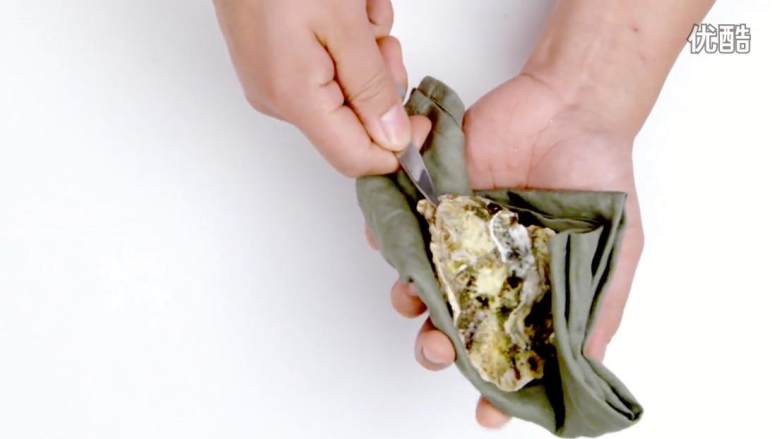 三种方法开生蚝,美式手法:1.将蚝刀插入生蚝头部(尖部),向上撬开