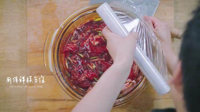 玫瑰叉烧煲仔饭,抓打入味,用保鲜膜包住,腌制30分钟