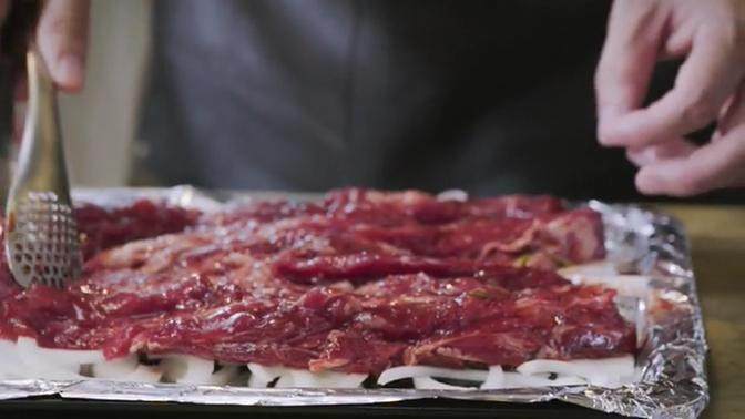 玫瑰叉烧煲仔饭,再将肉条铺在洋葱上,进烤箱180度烤20分钟