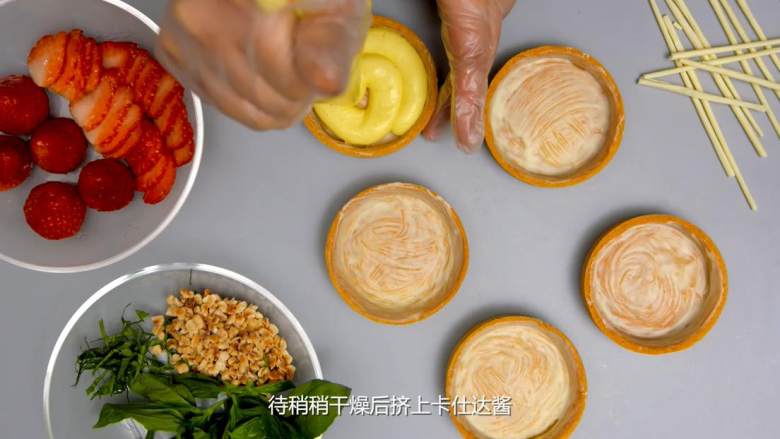 草莓挞,2.待稍稍干燥后挤上卡仕达酱,抹平卡仕达酱