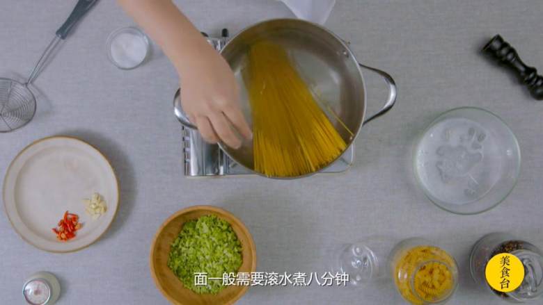 西兰花明太子意面,先煮<a style='color:red;display:inline-block;' href='/shicai/ 5030'>意面</a>，在水里加点盐，滚水煮8分钟