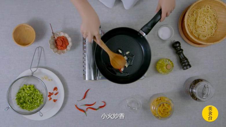 西兰花明太子意面,在平底锅中加一点<a style='color:red;display:inline-block;' href='/shicai/ 851'>橄榄油</a>，放入蒜片和<a style='color:red;display:inline-block;' href='/shicai/ 62'>辣椒</a>片小火炒香