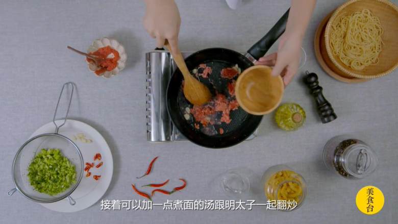 西兰花明太子意面,倒入明太子，加一点煮面的汤一起翻炒