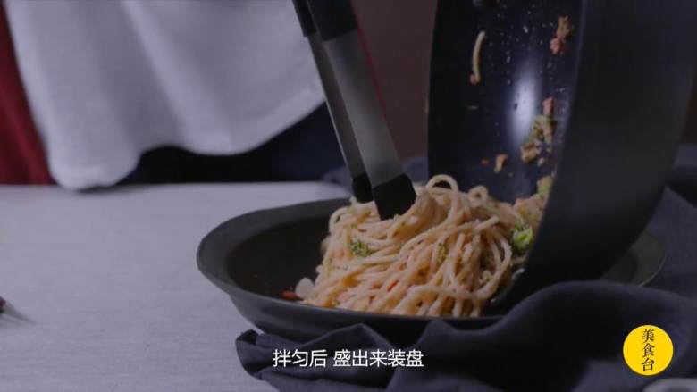 西兰花明太子意面,拌匀后，盛出来装盘，打圈加入橄榄油，完成。