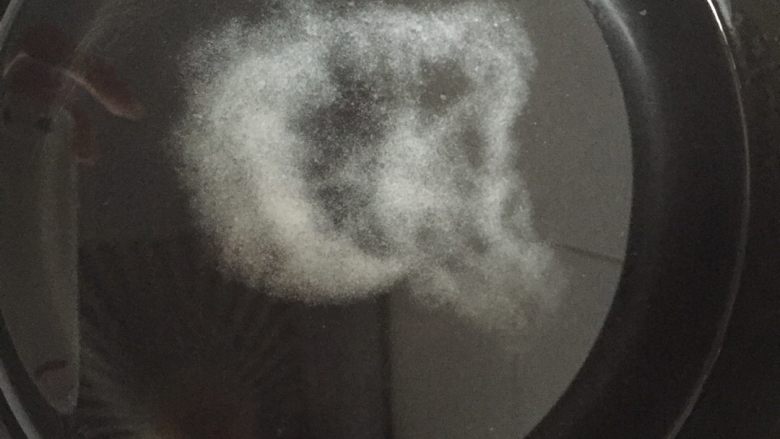 牛血旺#健康美颜餐#,砂锅放水,放一勺盐煮开。