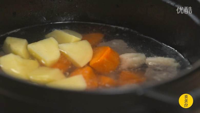 红烩牛肉,炖锅中放入牛腩肉、胡萝卜、土豆