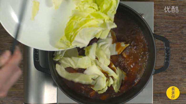 红烩牛肉,顿至1.5小时的时候,放入卷心菜、煸炒过的洋葱