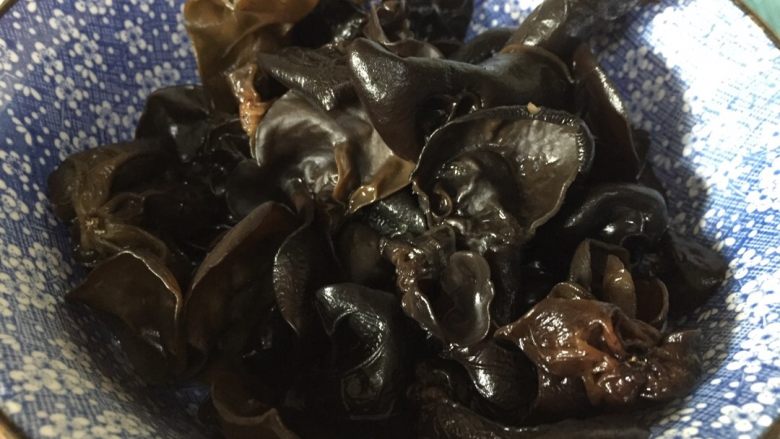 凉拌木耳,
把水烧开之后,把泡好的木耳倒进去,灼两分钟左右,捞起
不要太久不然木耳太软了不好吃