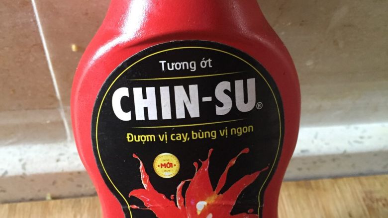 凉拌木耳,越南背回来的辣椒酱,没记错的话好像是人民币大概六块钱一瓶,很好吃的辣椒酱