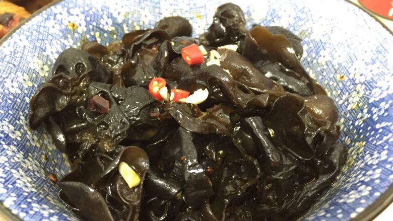 凉拌木耳,
4、捞起木耳后,加入酱油,耗油,麻油,醋,越南辣椒酱,老干妈辣椒酱,蒜蓉,辣椒段 若干 (请原谅我不知道怎么跟你说具体量各多少๑乛◡乛๑ ,反正看着木耳的量来给吧,哈哈哈)
5、搅拌!
最后骚气的撒上葱花,香菜段 之后!你就可以拍照了!(如果你有材料又喜欢这两个玩意的话๑乛◡乛๑ 我家里没有就不撒了)好啦,大功告成啦,多吃木耳软化血管,get it