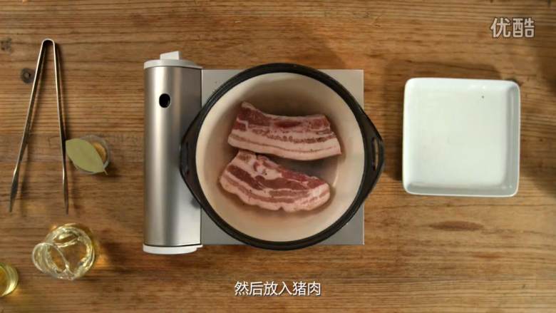 腌肉蔬菜浓汤,开锅热锅,放少许油,放入猪肉煎至表面金黄