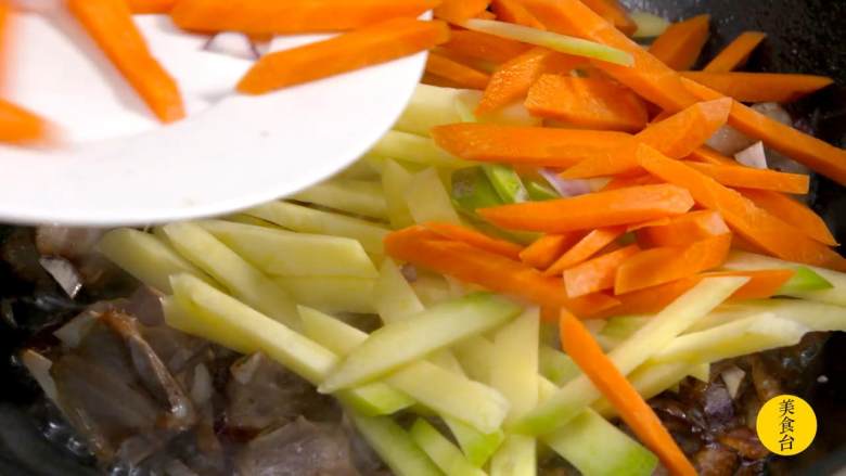 羊肉抓饭,羊肉表面发黄时,加胡萝卜和黄萝卜