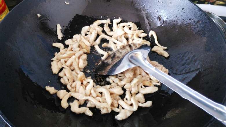 ≈芹菜炒鸡胸肉≈#健康美颜餐#,锅内倒入适量的油，放入腌制好的鸡胸肉翻炒至变色