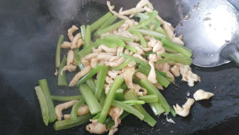 ≈芹菜炒鸡胸肉≈#健康美颜餐#,接着倒入芹菜翻炒，快起锅时，再放入适量盐调味