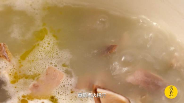 胡椒猪肚鸡,猪肚鸡肉回锅继续煮,撒上<a style='color:red;display:inline-block;' href='/shicai/ 673'>枸杞</a>煨一会儿即可
