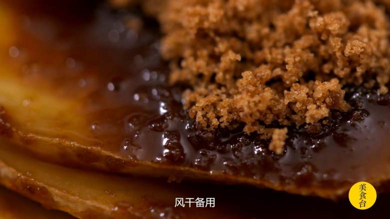 脆姜鱼露炒猪肉,<a style='color:red;display:inline-block;' href='/shicai/ 2800'>生姜</a>洗净，连皮切片。<a style='color:red;display:inline-block;' href='/shicai/ 882'>红糖</a>包裹姜片，静置过夜，风干备用