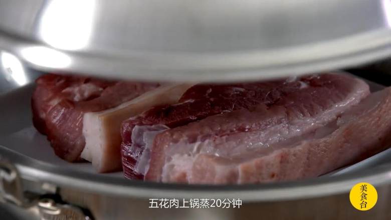 脆姜鱼露炒猪肉,水烧开,五花肉上锅蒸20分钟,切块