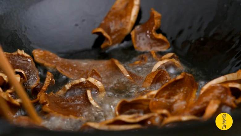 脆姜鱼露炒猪肉,热锅起油,开中火,放入姜片炸脆盛出