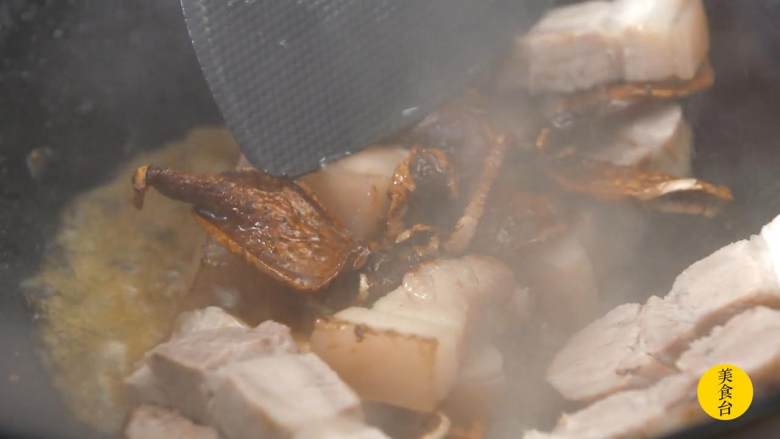 脆姜鱼露炒猪肉,加适量<a style='color:red;display:inline-block;' href='/shicai/ 714'>鱼露</a>、<a style='color:red;display:inline-block;' href='/shicai/ 718'>料酒</a>炒匀