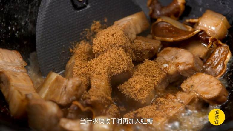 脆姜鱼露炒猪肉,汁水快收干时加红糖、料酒调味,快速翻炒直至肉汁收干