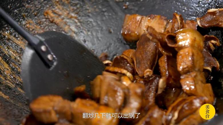 脆姜鱼露炒猪肉,倒入余下脆姜,翻炒出锅