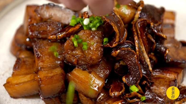 脆姜鱼露炒猪肉,撒葱花点缀