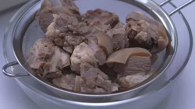 当归黄芪羊肉煲,待水的表面浮起一层白沫后，将羊肉取出、清洗、沥干