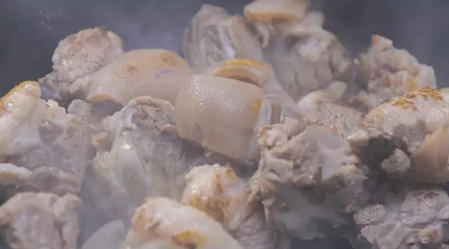 当归黄芪羊肉煲,再将羊肉倒入烧热的锅内干烧，不断翻炒，干锅内的温度会将羊肉烤至出油，待散发出香味即可取出，放入炖锅中备用。经过以上两步处理以后，羊肉基本就没有膻味了